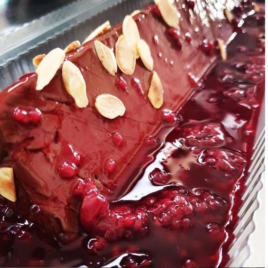 MOUSE DE CHOCOLATE BITTER CON SALSA DE BERRIES