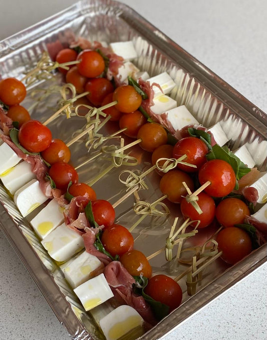 PINCHOS QUESO, TOMATE, ALBAHACA