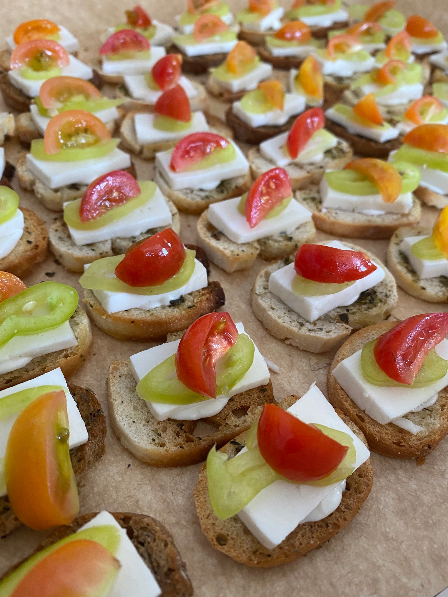 CROSTINIS DE QUESO DE CABRA Y AJÍ