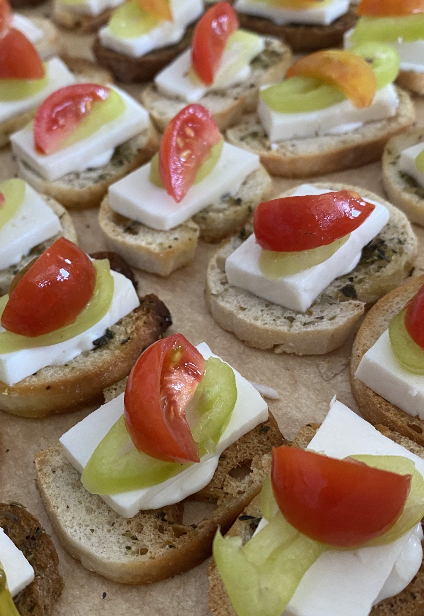 CROSTINIS DE QUESO DE CABRA Y AJÍ